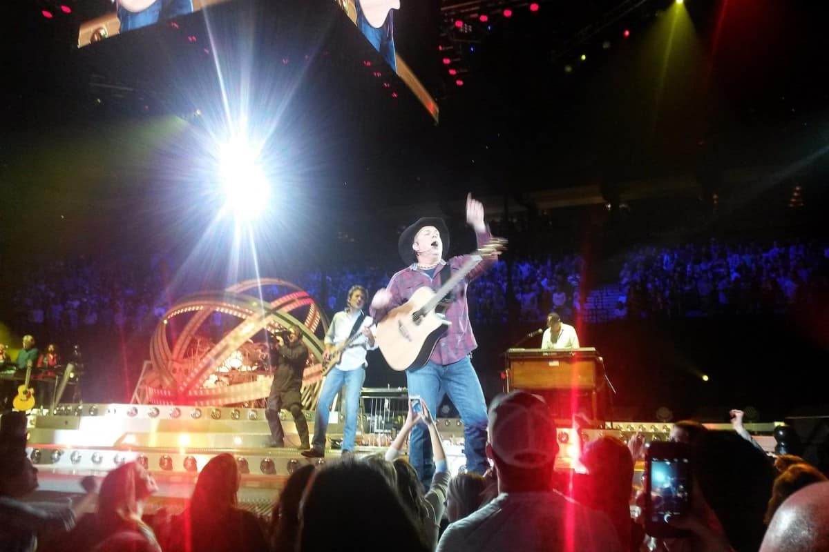 What Kind of Guitar Does Garth Brooks Play