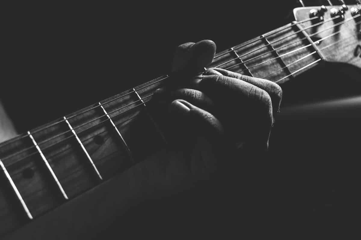 best way to learn guitar scales and chords - guitar neck