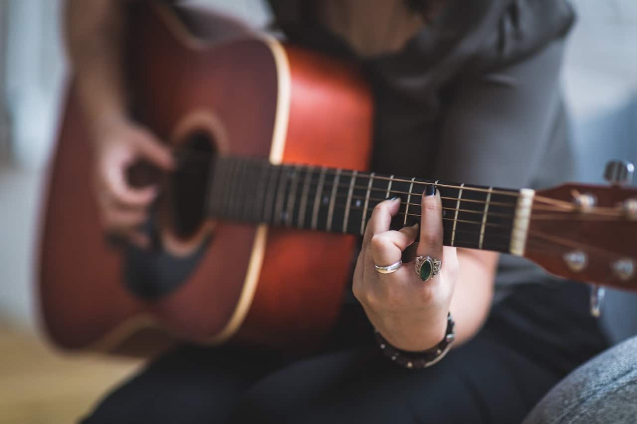 best way to learn guitar without a teacher - acoustic guitar