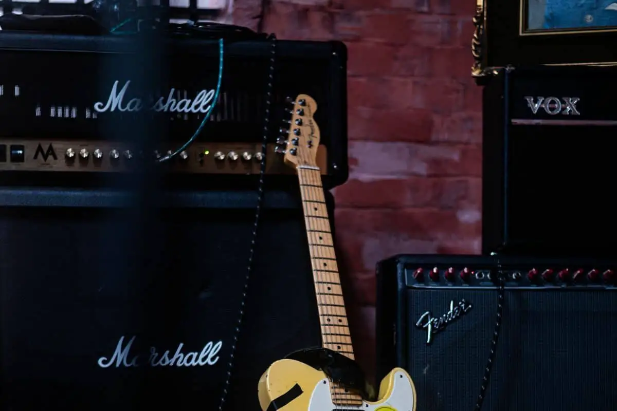 how to connect two guitar amps together