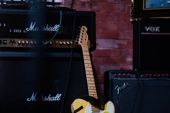 how to connect two guitar amps together