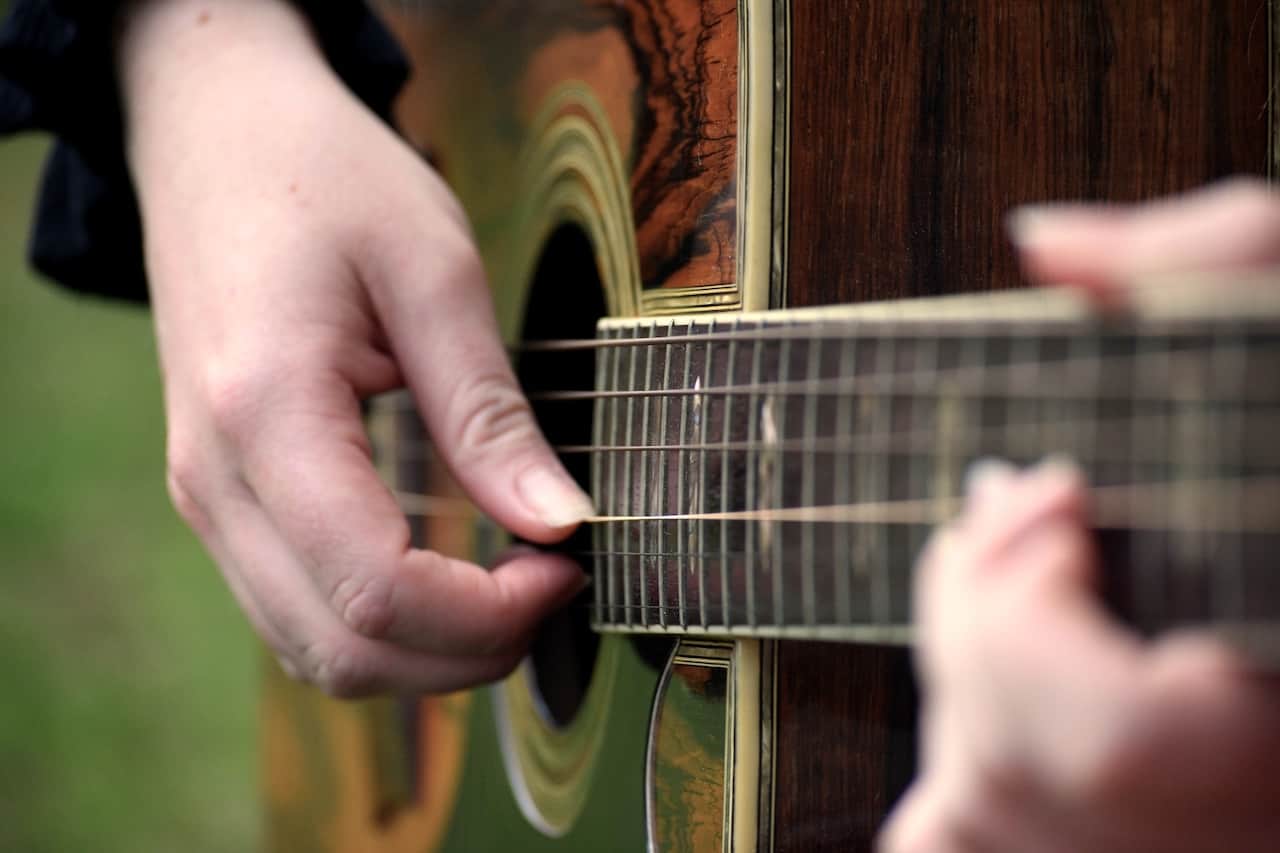 how to learn guitar fingerstyle