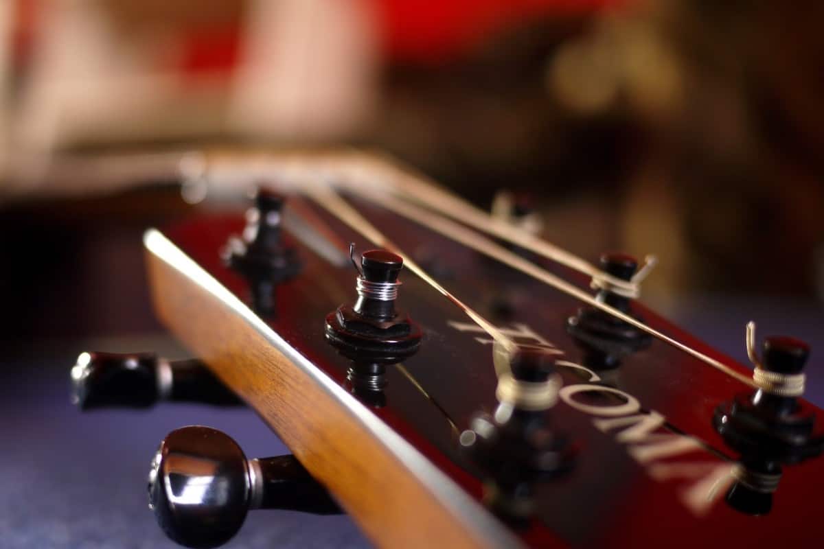 how to tune a guitar with a tuner - acoustic guitar headstock