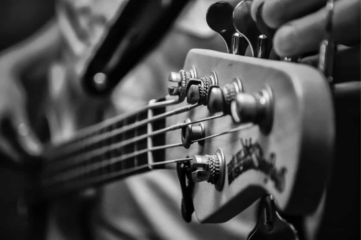 how to tune electric guitar without amp