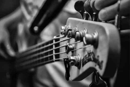 how to tune electric guitar without amp