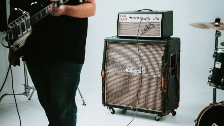 how to use a guitar amp - guitarist with amps