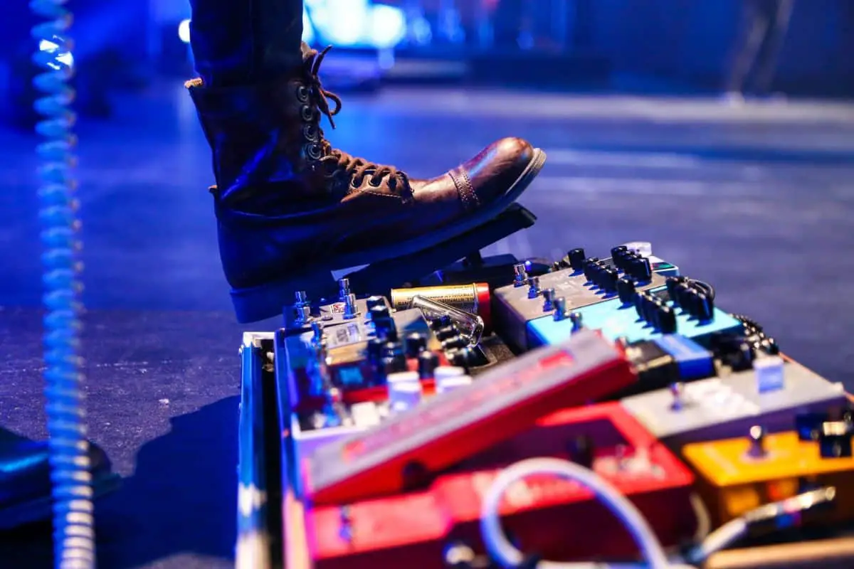 how to use a looper pedal