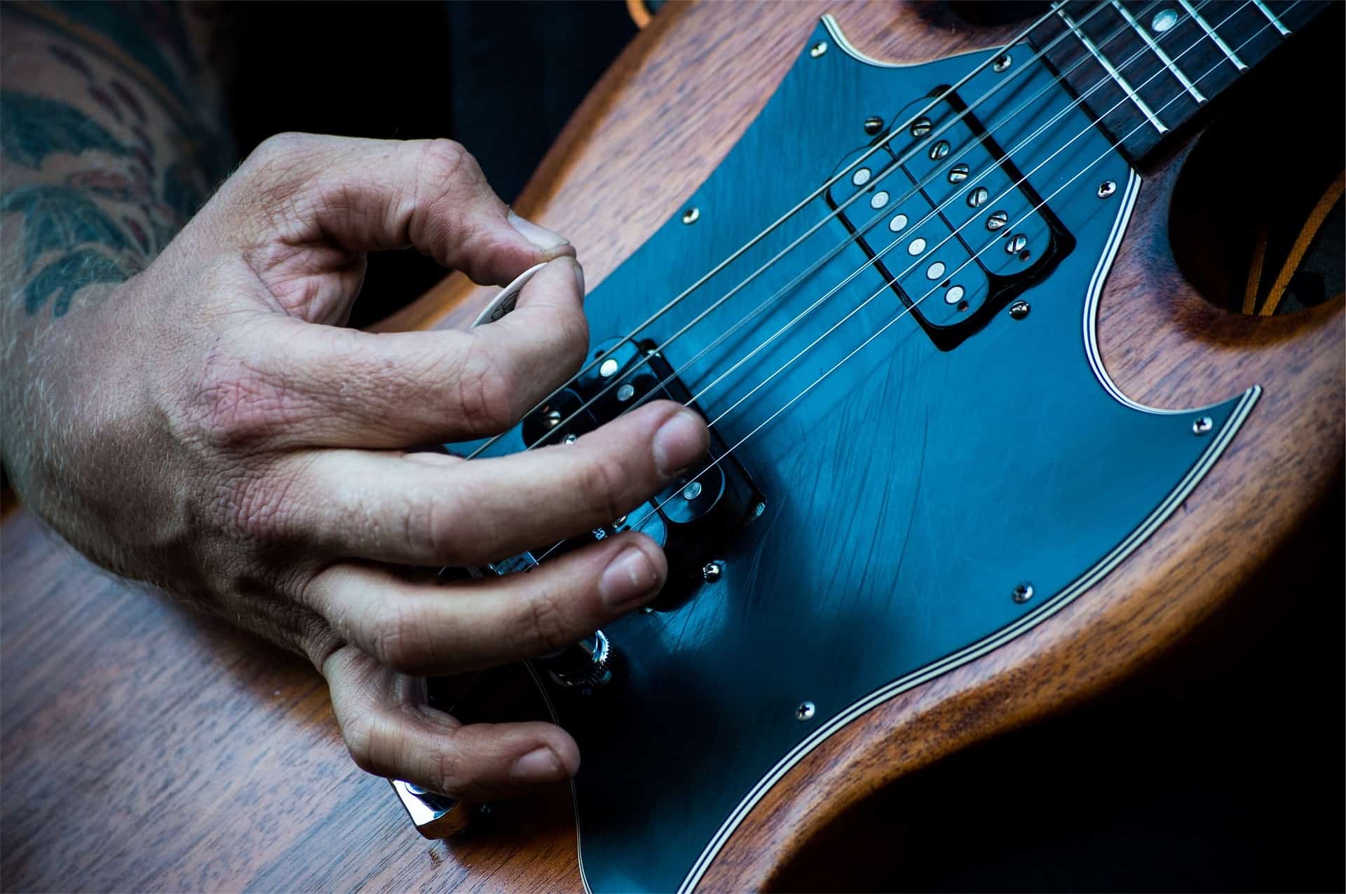 how_to learn to play an electric guitar