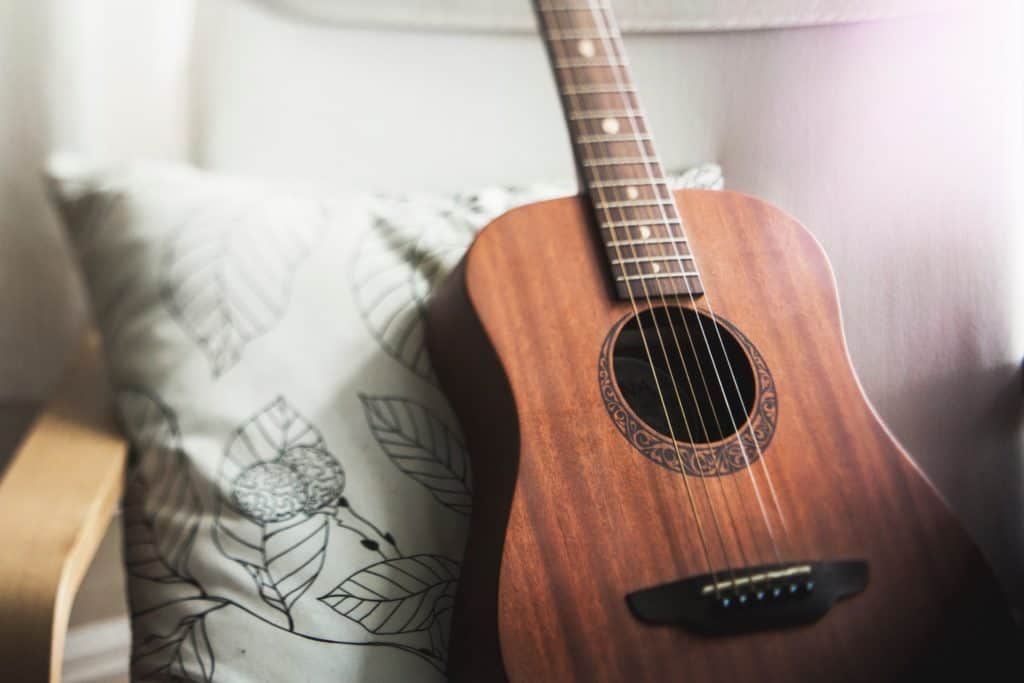 learn guitar for left handers - symmetrically-braced guitar with no scratch guard