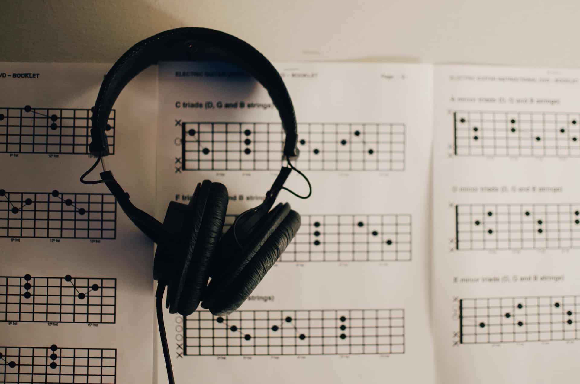 learn to read music for guitar - guitar tabs with headphones