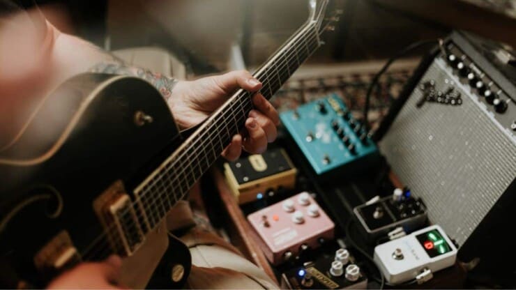 mac demarco playing guitar with chorus pedals