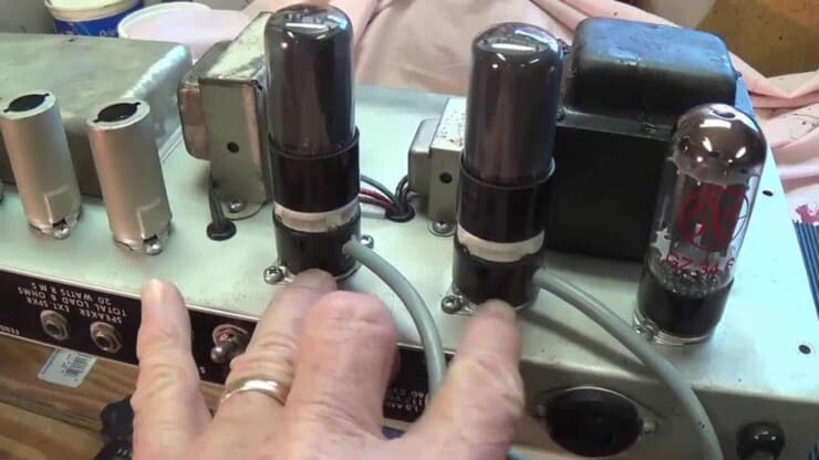 tube amp crackles when warming up - person trying to troubleshoot crackles of tube amp
