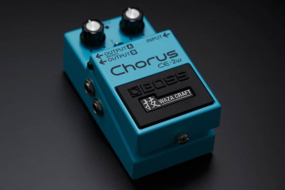 what does a chorus pedal do