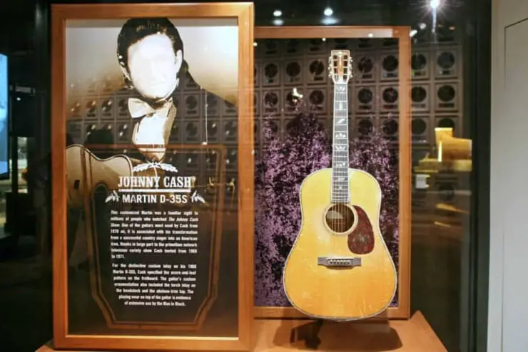 what kind of guitar did johnny cash play