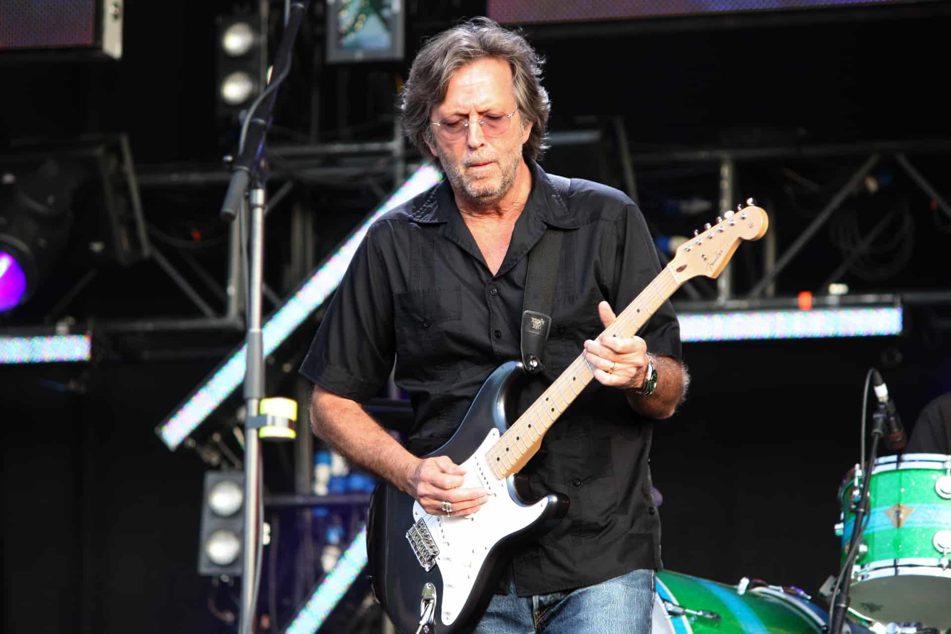 what kind of guitar does eric clapton play