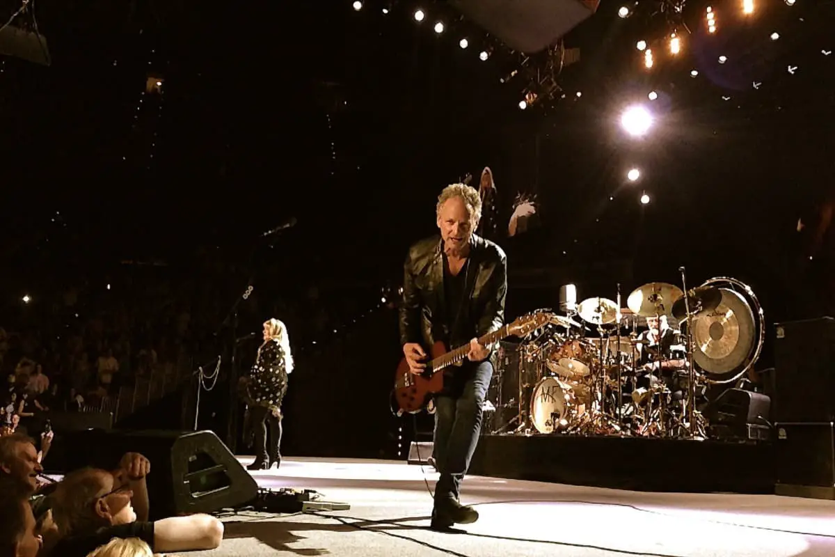 what kind of guitar does lindsey buckingham play