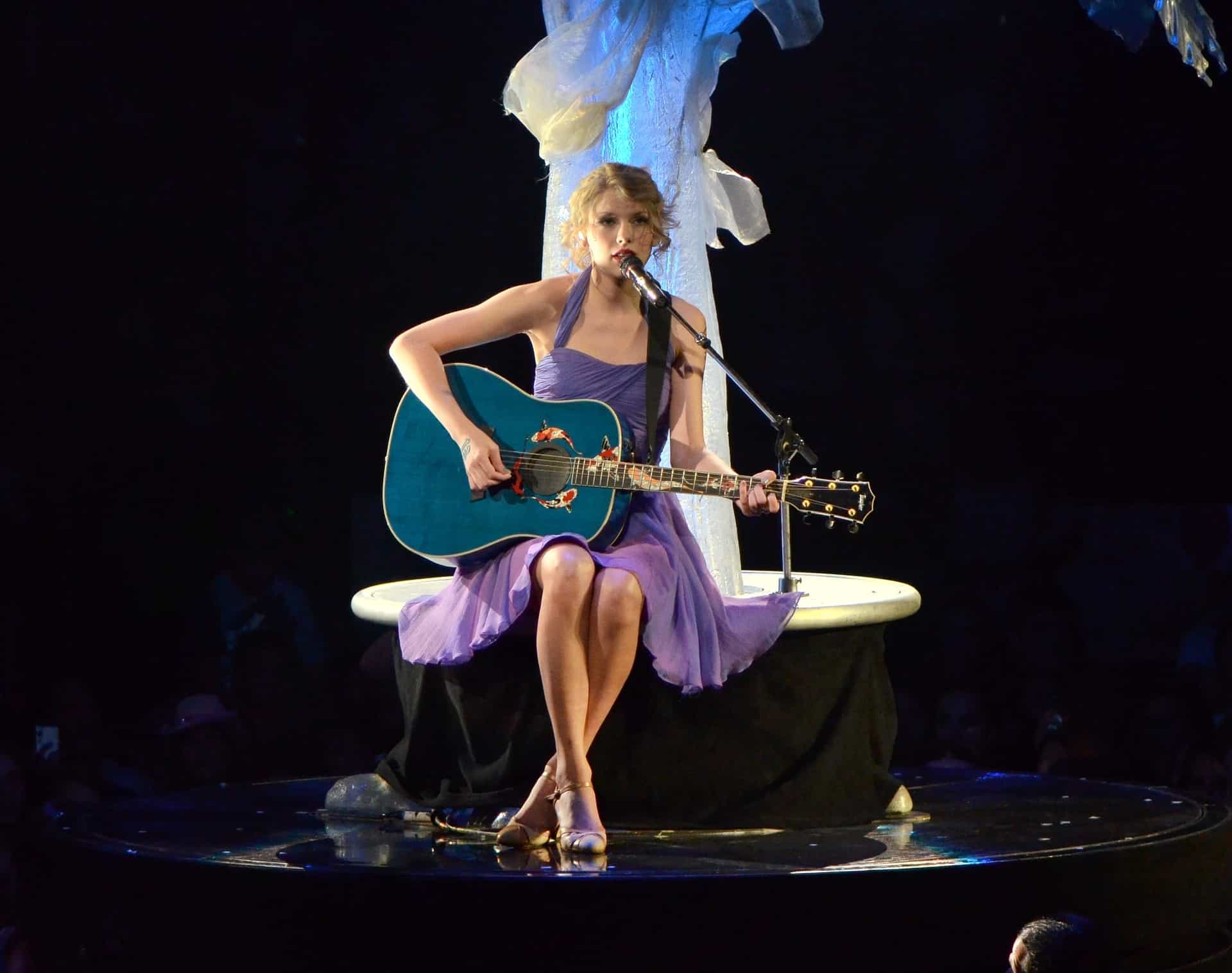 what kind of guitar does taylor swift play