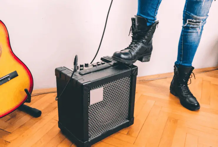 what kind of sound does a small guitar amp produce