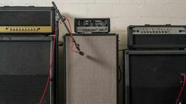 guitar amps with microphone placed in inside the room