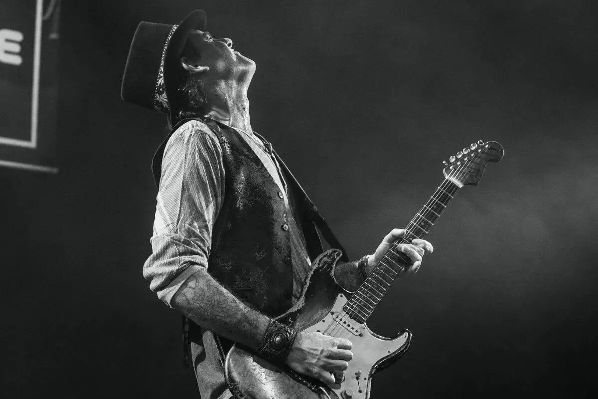 why do guitarists wear wristbands