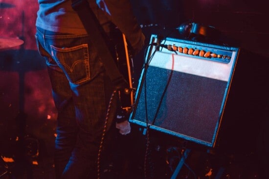 why does my guitar amp crackle