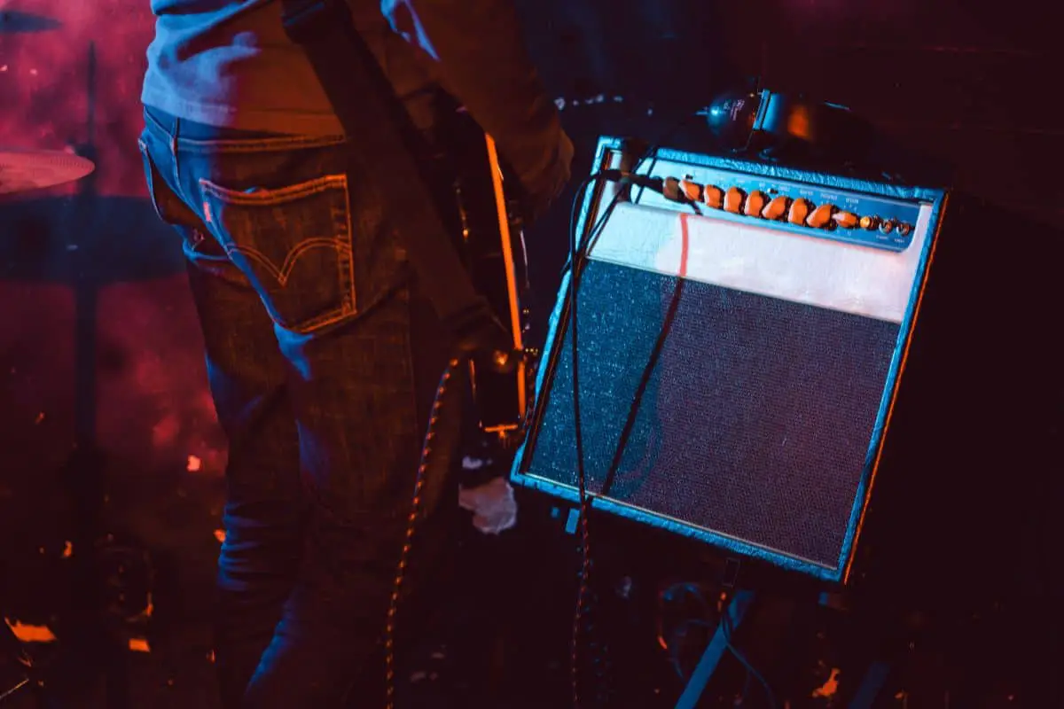 why does my guitar amp crackle