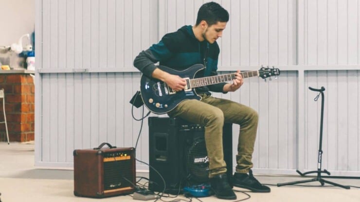 why is my guitar amp picking up radio - professional guitarist playing guitar connected to amps