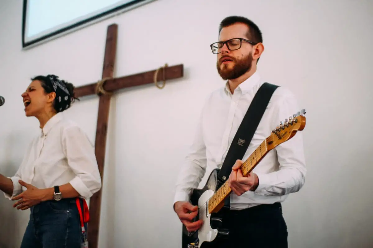 worship guitar lessons - playing guitar in church